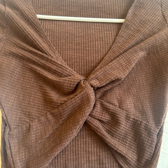 Cropped twist front top - Picture 3 of 4